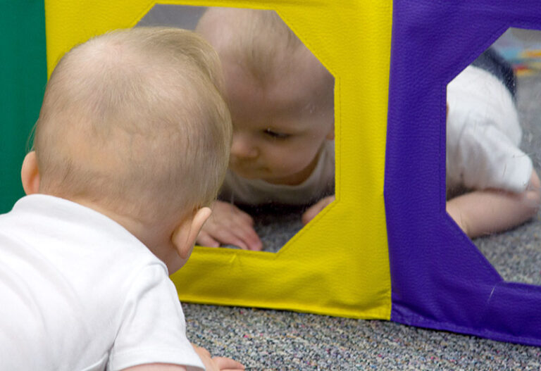 infant-looking-in-mirror